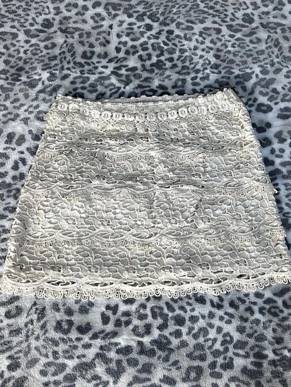 LOFT Lace Mini Skirt in Cream Size 12 Like New